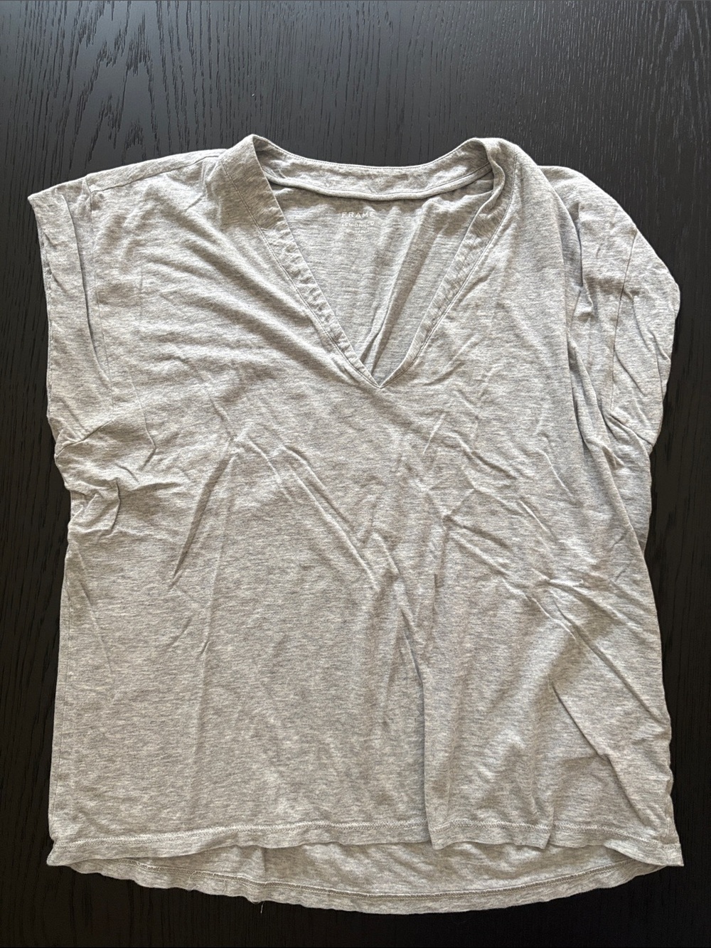 Frame Le Mid Rise T V-Neck Women's Tee in Light Gray size small